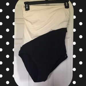 NWT- Vince Camuto Swimsuit! 🖤